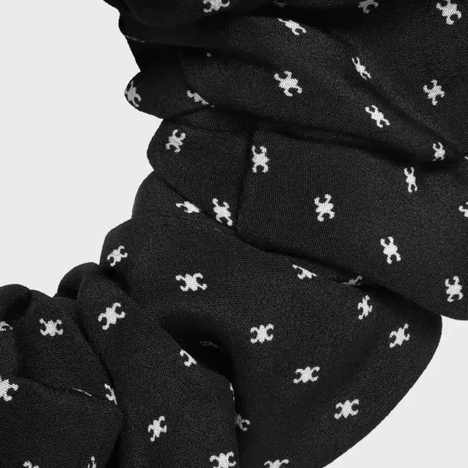 Altın Kaplamalı İpek ve Pirinçten CELINE Micro Triomphe Scrunchy Altın Kaplamalı İpek ve Pirinçten CELINE Micro Triomphe Scrunchy