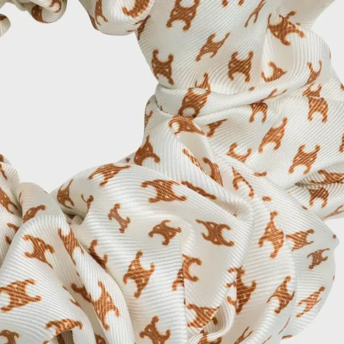 Altın Kaplamalı İpek ve Pirinçten CELINE Mini Triomphe Scrunchy Altın Kaplamalı İpek ve Pirinçten CELINE Mini Triomphe Scrunchy