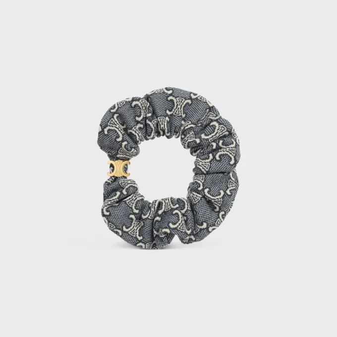 CELINE Jacquard Triomphe Scrunchy, pamuk, polyester, poliamid ve altın kaplamalı pirinçten üretilmiştir CELINE Jacquard Triomphe Scrunchy, pamuk, polyester, poliamid ve altın kaplamalı pirinçten üretilmiştir