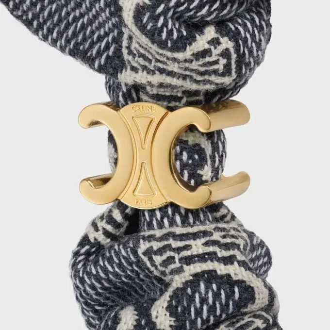 CELINE Jacquard Triomphe Scrunchy, pamuk, polyester, poliamid ve altın kaplamalı pirinçten üretilmiştir CELINE Jacquard Triomphe Scrunchy, pamuk, polyester, poliamid ve altın kaplamalı pirinçten üretilmiştir