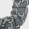 CELINE Jacquard Triomphe Scrunchy, pamuk, polyester, poliamid ve altın kaplamalı pirinçten üretilmiştir CELINE Jacquard Triomphe Scrunchy, pamuk, polyester, poliamid ve altın kaplamalı pirinçten üretilmiştir