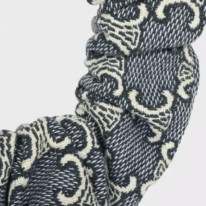CELINE Jacquard Triomphe Scrunchy, pamuk, polyester, poliamid ve altın kaplamalı pirinçten üretilmiştir CELINE Jacquard Triomphe Scrunchy, pamuk, polyester, poliamid ve altın kaplamalı pirinçten üretilmiştir
