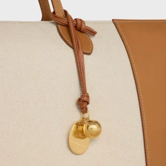 CELINE Madalyon Charm, Pürüzsüz Kuzu Derisi ve Metal