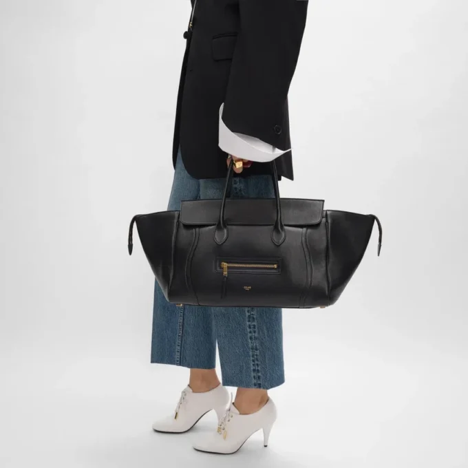 Esnek ve Parlak Kuzu Derisinden Luggage Esnek ve Parlak Kuzu Derisinden Luggage
