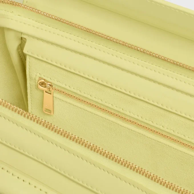 Esnek ve Parlak Kuzu Derisinden Küçük Luggage Esnek ve Parlak Kuzu Derisinden Küçük Luggage