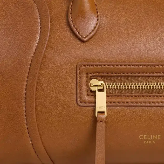 Esnek ve Parlak Kuzu Derisinden Küçük Luggage Esnek ve Parlak Kuzu Derisinden Küçük Luggage