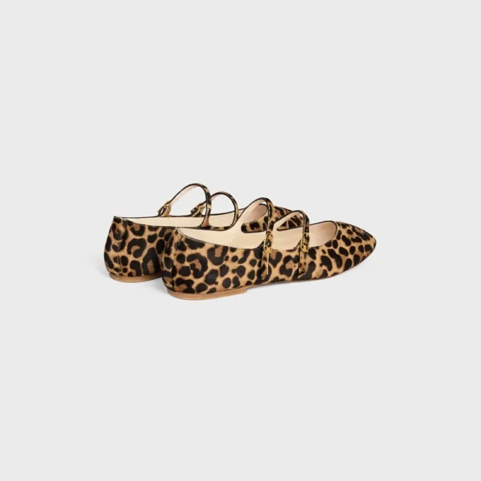 Les Ballerines CELINE Çift Kayışlı Balerin Ayakkabısı Leopar Desenli Tüylü Dana Derisi Les Ballerines CELINE Çift Kayışlı Balerin Ayakkabısı Leopar Desenli Tüylü Dana Derisi