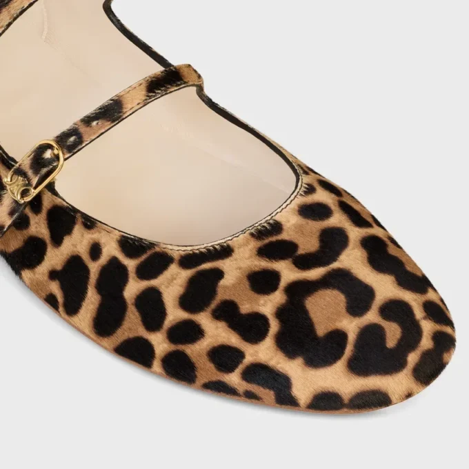 Les Ballerines CELINE Çift Kayışlı Balerin Ayakkabısı Leopar Desenli Tüylü Dana Derisi Les Ballerines CELINE Çift Kayışlı Balerin Ayakkabısı Leopar Desenli Tüylü Dana Derisi