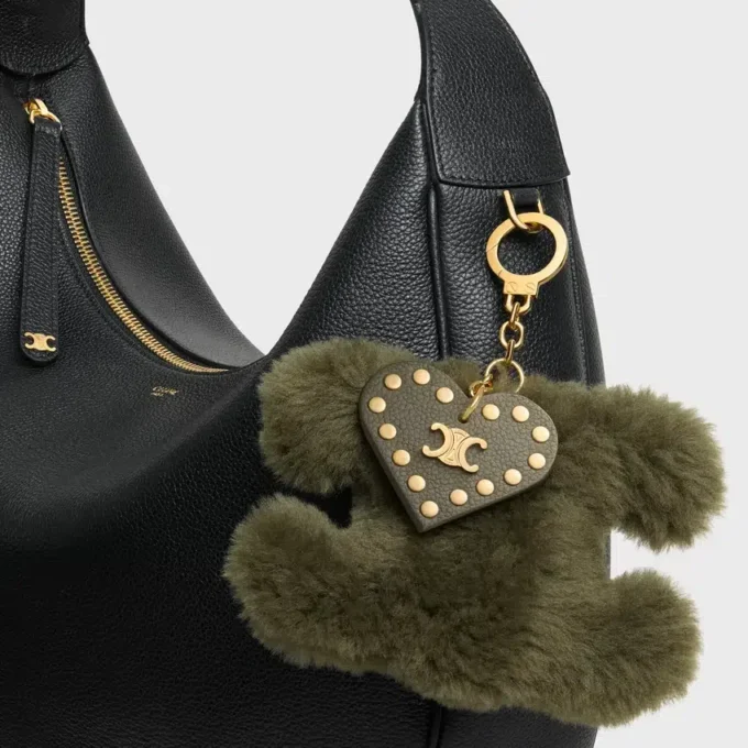 Shearling ve Dana Derisinden Triomphe Ponpon Charm Shearling ve Dana Derisinden Triomphe Ponpon Charm