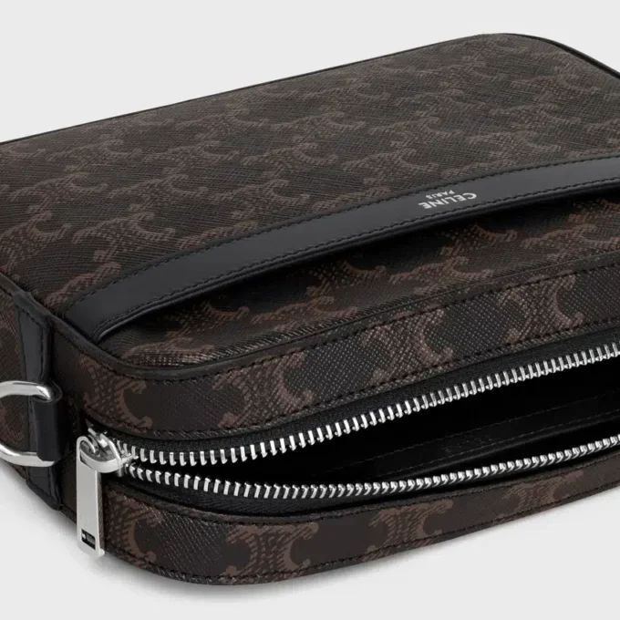 Triomphe Canvas ve Dana Derisinden Küçük Messenger Çanta Triomphe Canvas ve Dana Derisinden Küçük Messenger Çanta