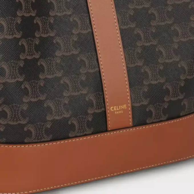 Triomphe Canvas ve Dana Derisinden Orta Boy Kova Çanta Triomphe Canvas ve Dana Derisinden Orta Boy Kova Çanta