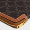 Triomphe Canvas ve Dana Derisinden Yapılmış Askılı Uzun Çanta Triomphe Canvas ve Dana Derisinden Yapılmış Askılı Uzun Çanta