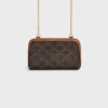 Triomphe Canvas ve Kuzu Derisinden Zincirli Clutch Triomphe Canvas ve Kuzu Derisinden Zincirli Clutch