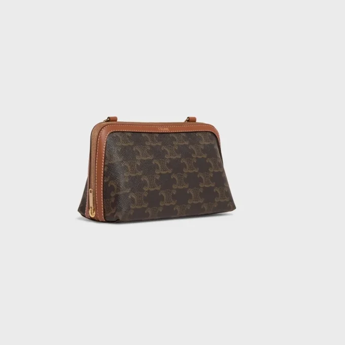 Triomphe Canvas ve Kuzu Derisinden Zincirli Clutch Triomphe Canvas ve Kuzu Derisinden Zincirli Clutch
