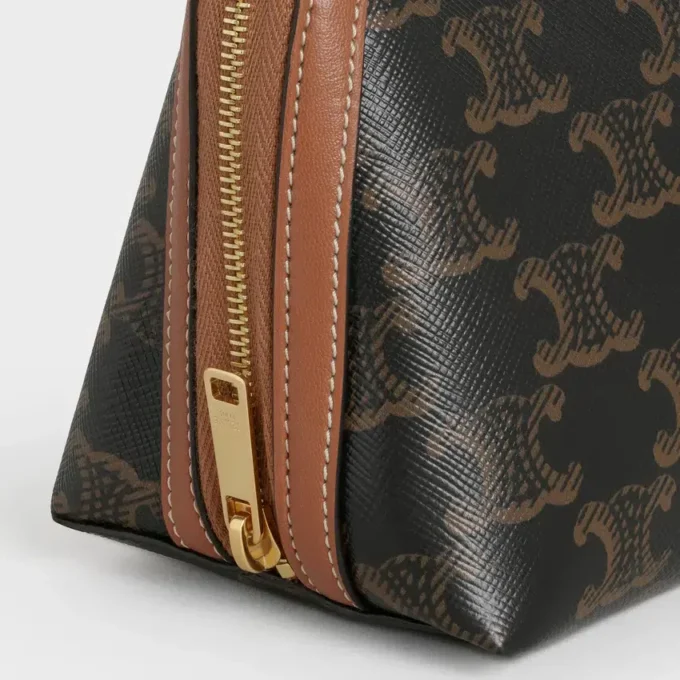 Triomphe Canvas ve Kuzu Derisinden Zincirli Clutch Triomphe Canvas ve Kuzu Derisinden Zincirli Clutch